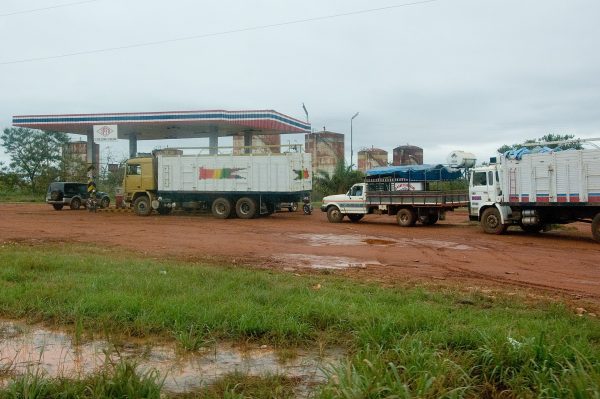 Bolivia subirá al 15% el etanol en la gasolina desde noviembre pese al rechazo del transporte
