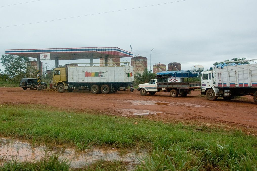 Bolivia subirá al 15% el etanol en la gasolina desde noviembre pese al rechazo del transporte