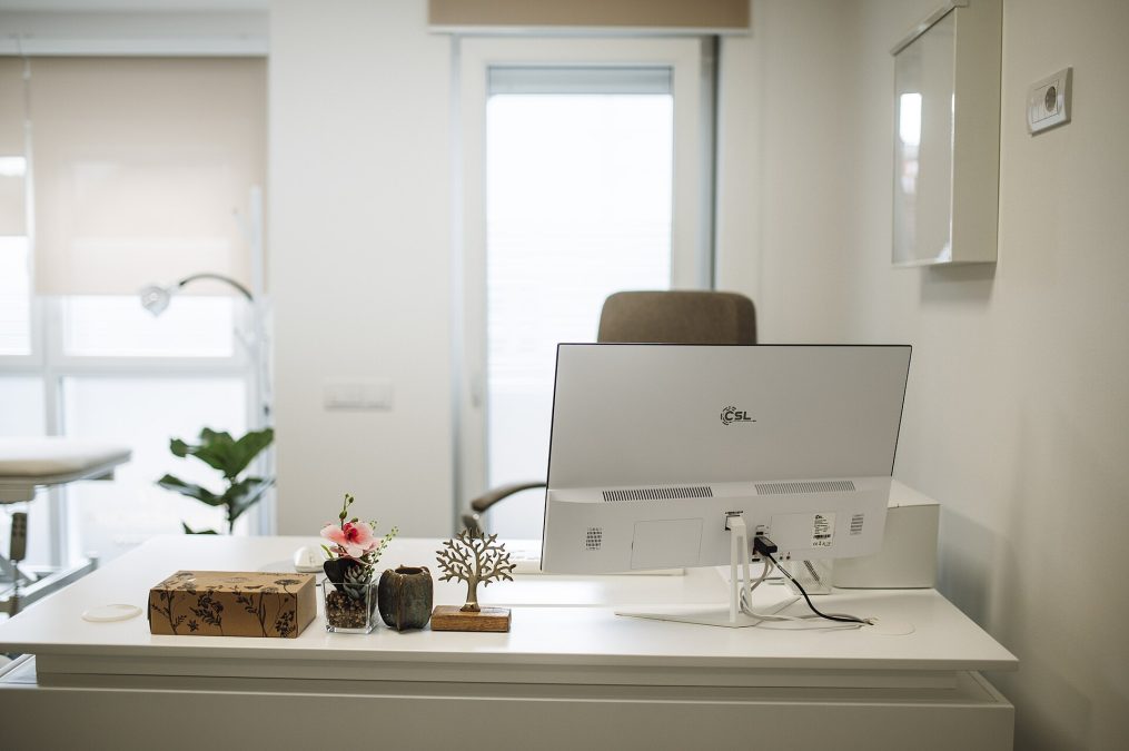 Espacio de trabajo de oficina moderno con computadora